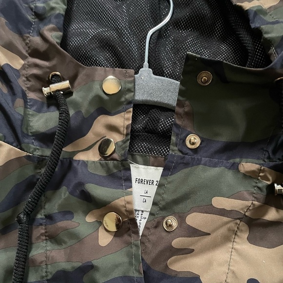 Women’s Camouflage Windbreaker - Picture 6 of 7
